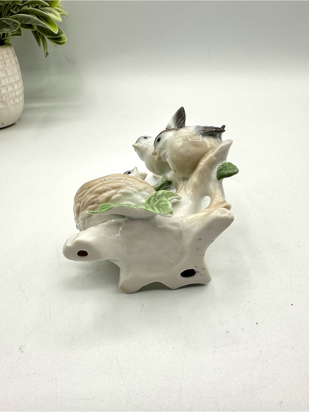 2 Grey Sparrows with Bird babies in nest, Porcelain Figurine - Picture 4 of 9
